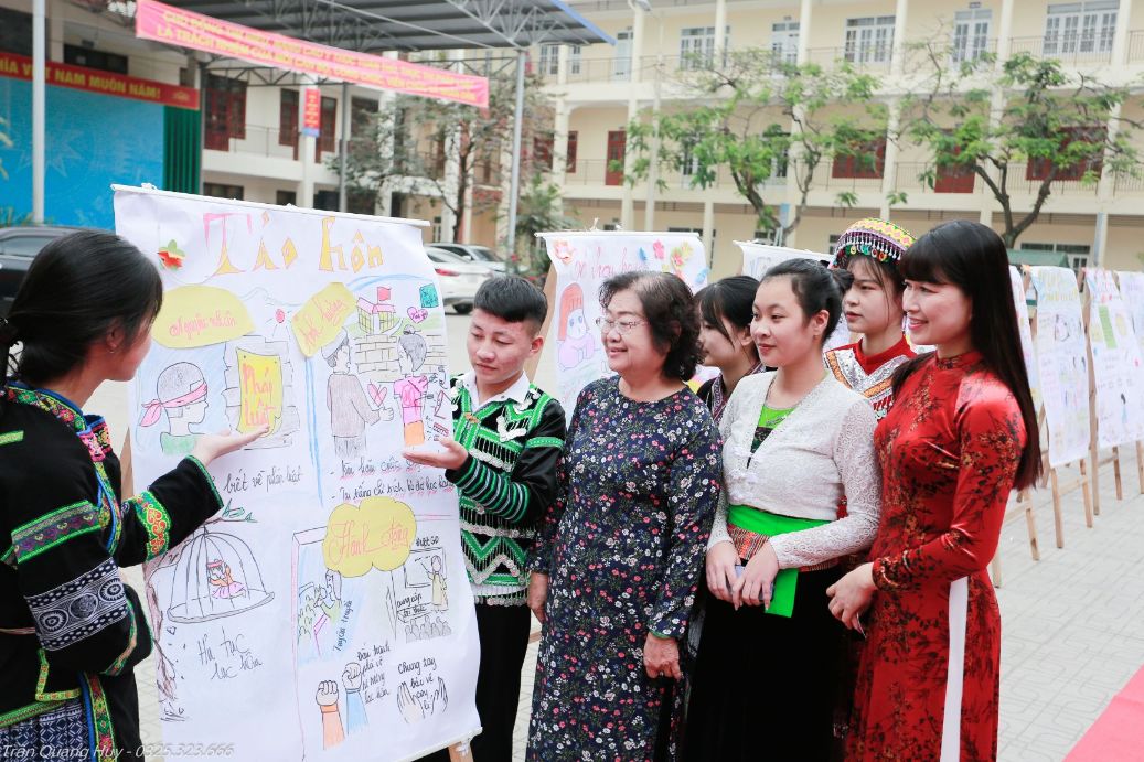 Bà Trương Mỹ Hoa Tham Quan Khu Triển Lãm Tác Phẩm Của Các Nữ Sinh 1 1
