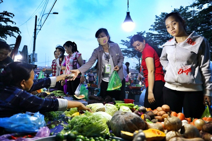 Cong Nhan Khong Ve Que An Tet 2068 1611206105 1