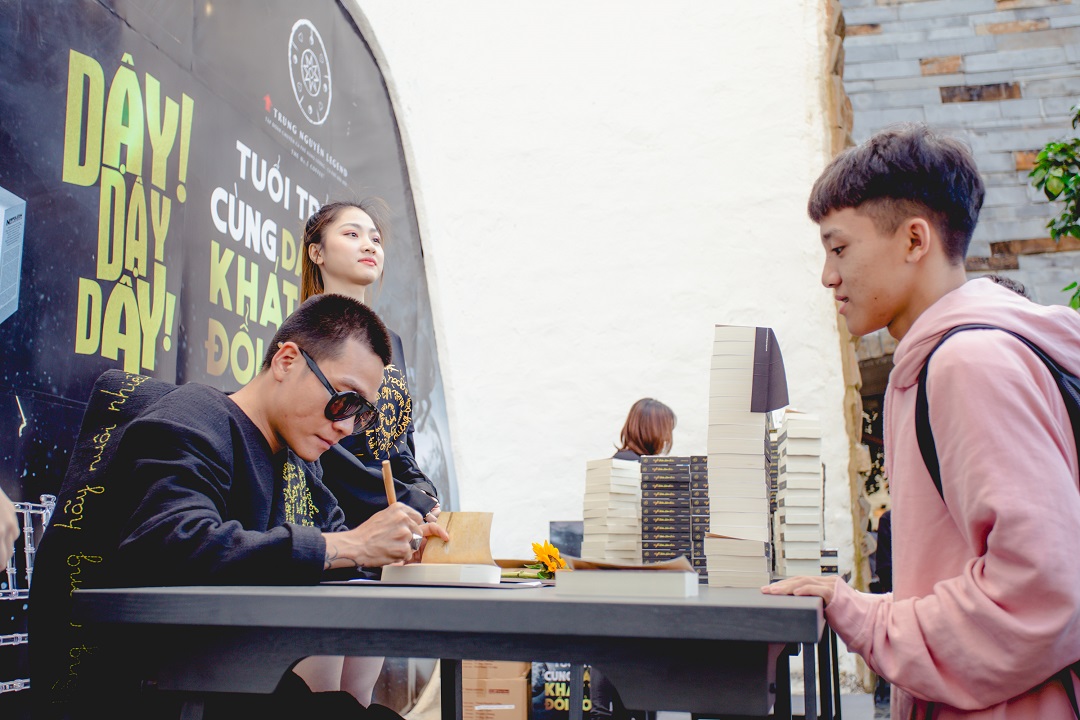 Rapper Wowy Trao Tặng Những Cuốn Sách Quý Thuộc Tủ Sách Nền Tảng đổi đời đến Các Bạn Trẻ Tham Gia Chương Trình 2