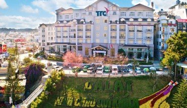 Top 5 Khach San Da Lat Gan Ho Xuan Huong Tet Am Lich Ivivu 2 370x215 1