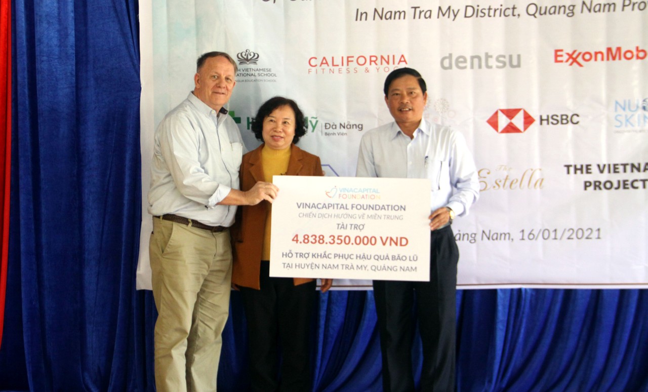 Ông Rad Kivette Trao Bảng Chứng Nhận Tài Trợ Cho Đại Diện Tỉnh Quảng Nam Và Huyện Nam Trà My Bà Hồ Thị Thanh Lâm Và Ông Trần Văn Mẫn 1