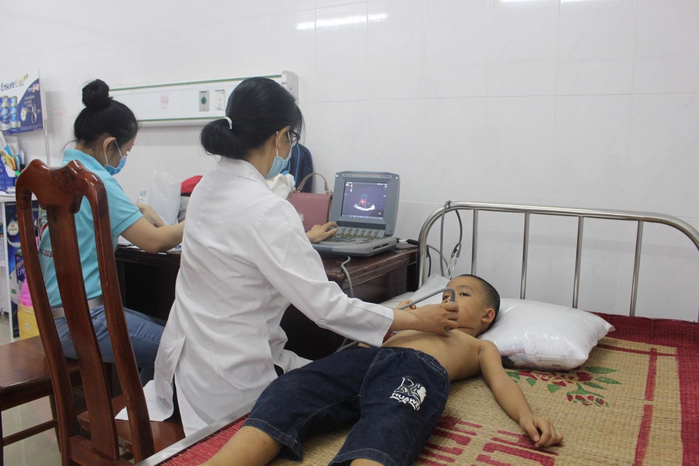Bác Sĩ Siêu âm Tim Cho Trẻ Tại Phòng Khám Lưu động ở Đăk Lăk Năm 2020. Doctor Performed Cardiac Ultrasound On A Child In Dak Lak 1 1 1