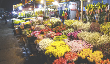 Cho Hoa Quang Ba Ha Noi Ivivu 1 370x215 1