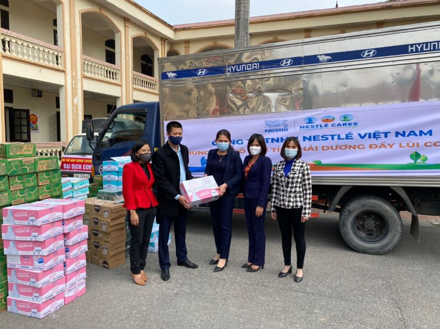 Đại Diện Nestlé Trao Tặng Sản Phẩm Tại Ubnd Huyện Kim Thành, Hải Dương