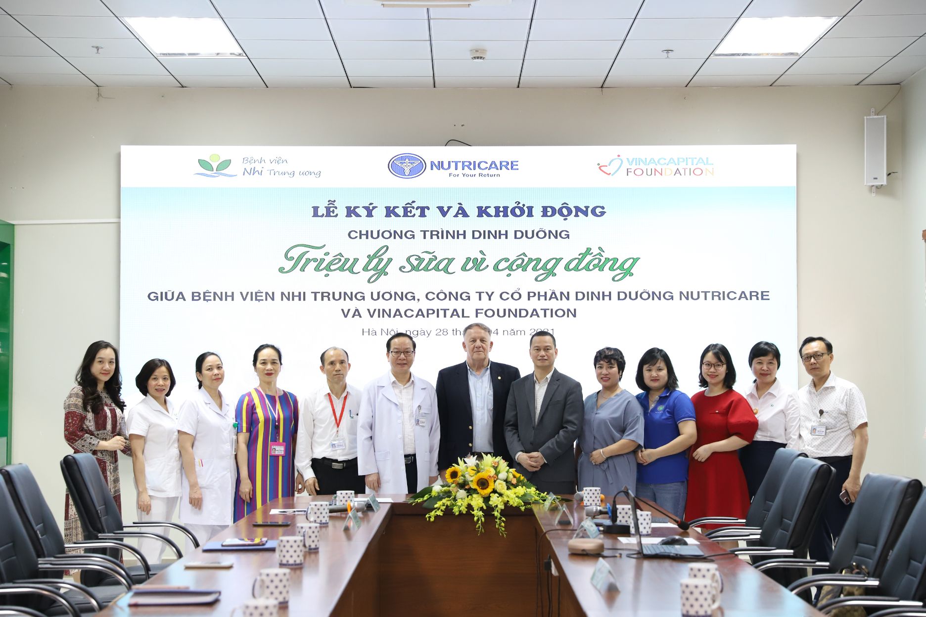 Dai Dien Benh Vien Nhi Trung Uong Ctcp Dinh Duong Nutricare Va Vinacapital Foundation Chup Anh Tap The Tai Su Kien 1