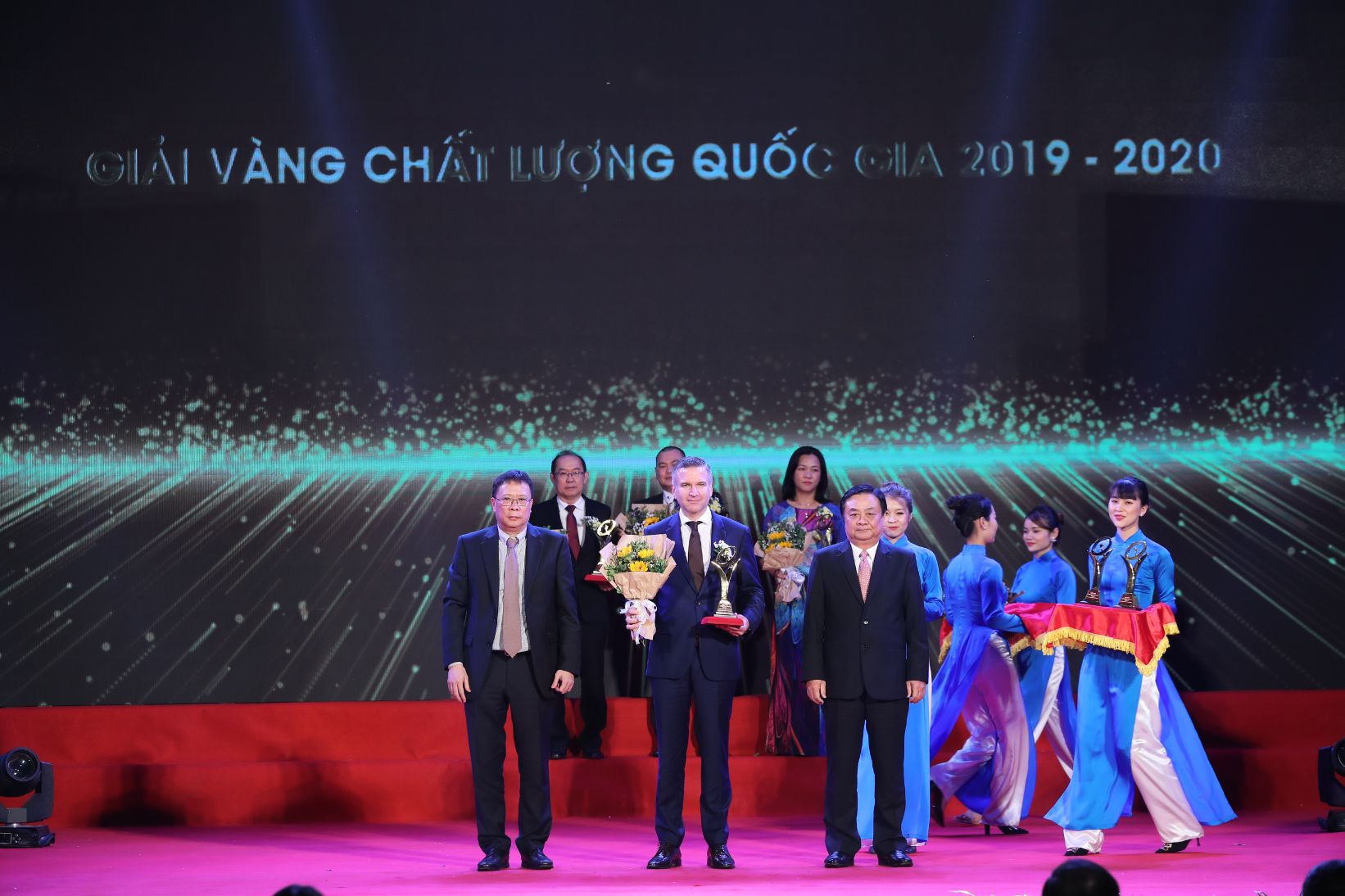 Ong Kloeti Urs Giam Doc Nha May Nestle Bong Sen Dai Dien Nestle Viet Nam 1 1