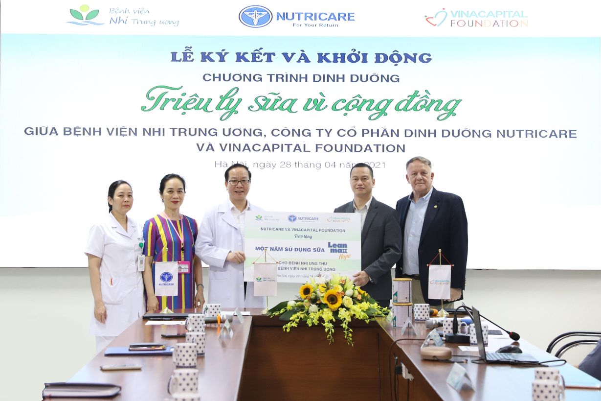 Vinacapital Foundation Va Ctcp Dinh Duong Nutricare Trao Tang Bang Tai Tro Truong Trung Cho Benh Vien Nhi Trung Uong 1