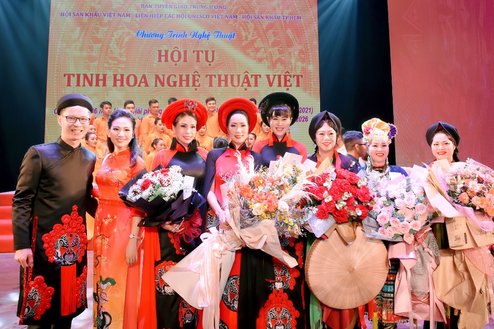 3A NTK Việt Hùng mang BST Hoa đất Việt lên sân khấu Hội tụ tinh hoa nghệ thuật Việt