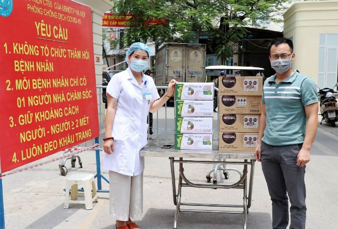 Cac Phan San Pham Dinh Duong Nescafe Espressoda Va Nesvita Duoc Chuyen Den Benh Vien Da Khoa Ha Dong. 1