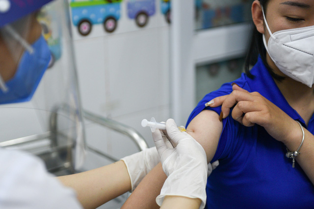 Vietnam Tiem Vaccine Reuters Hn 16212427568811447584107 2