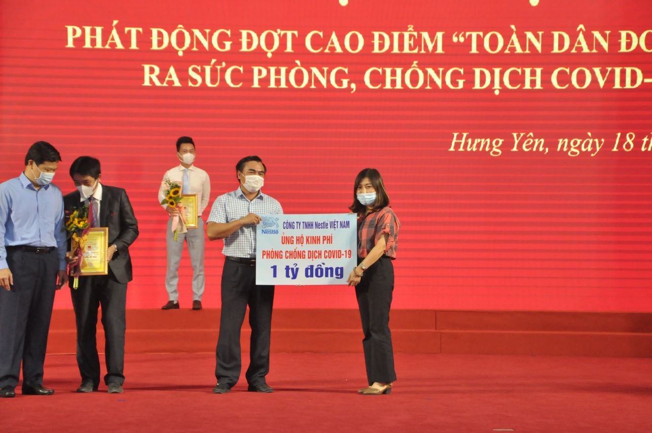 Dai Dien Nestle Viet Nam Trao Tang 1 Ty Dong Vao Quy Vac Xin Covid 19 Tinh Hung Yen. 1