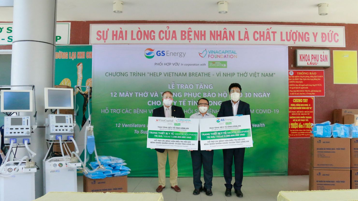 Dai Dien Gs Energy Va Vcf Trao Bang Tai Tro Tuong Trung Cho Dai Dien So Y Te Tinh Long An 1 1 1