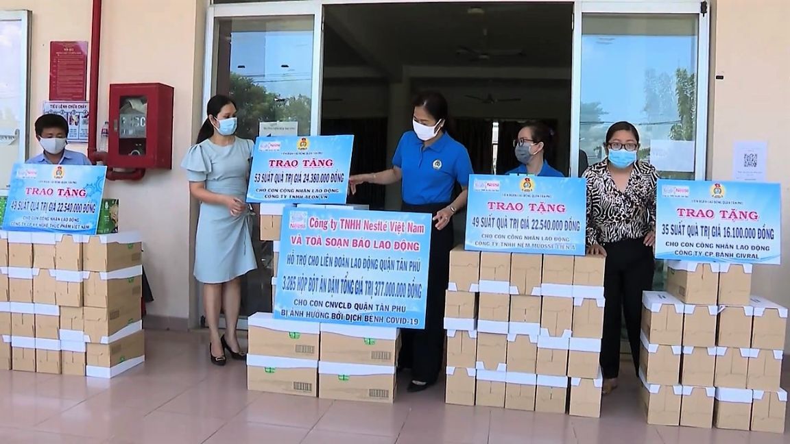 Nestle Viet Nam Phoi Hop Voi Lien Doan Lao Dong Tp. Hcm Trao Qua Cho Cong Nhan Bi Kho Khan Do Dich Covid 19 1. 1 1