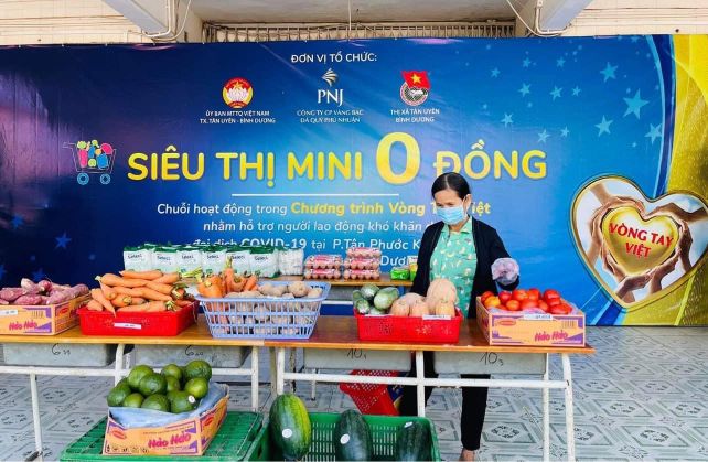 Nguoi Dan Mua Hang Hoa Thiet Yeu Tai Sieu Thi Mini 0 Dong 1 1