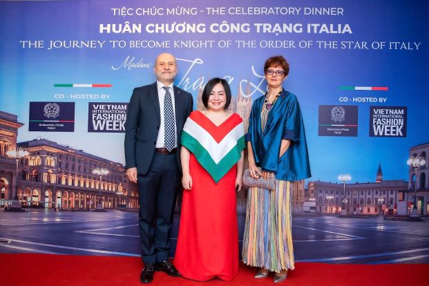 10. Ba Trang Le Cung Ngai Dai Su Italia Tai Viet Nam Antonio Alessandro Phu Nhan Tai Tiec Mung Ba Trang Le Duoc Trao Huan Chuong Cong Trang Ha Noi 1 1