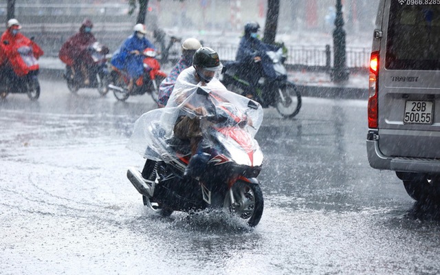 Một Số Tuyến Phố Tại Hà Nội Ngập Sau Cơn Mưa Chiều