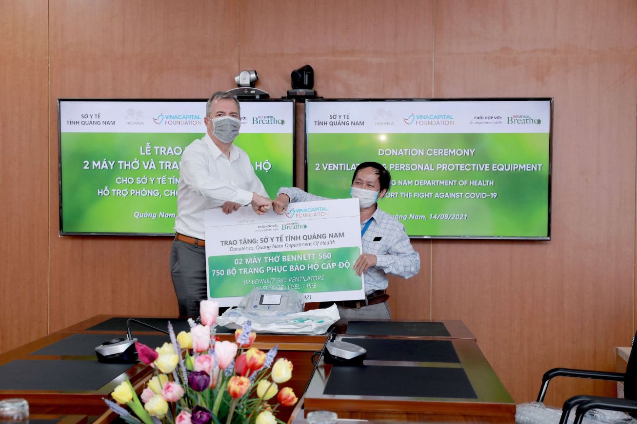Mr. Steve Wolstenhomes Ceo Of Hoiana Integrated Resort Hands Over The Donation Mockcheck To Mr. Nguyen Van Van Deputy Director Of Quang Nam Department Of Health 1 1 1