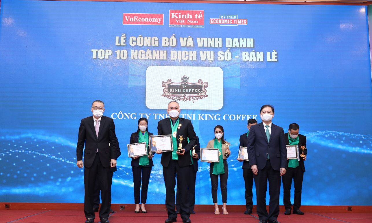 Dai Dien Tni King Coffee Tai Le Trao Giai Top 10 Thuong Hieu Manh Viet Nam 2020 2021 1 1