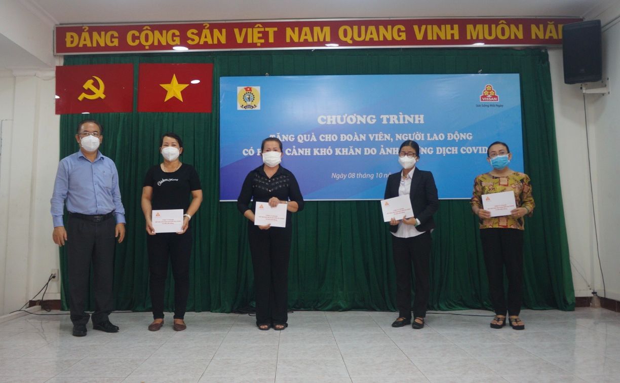 Ong Nguyen Ngoc An Tong Giam Doc Cong Ty Vissan Trao Tang Cho Dai Dien Gia Dinh Cua Nguoi Lao Dong Khong May Bi Mat Do Dich Benh Covid 19 2 1 1