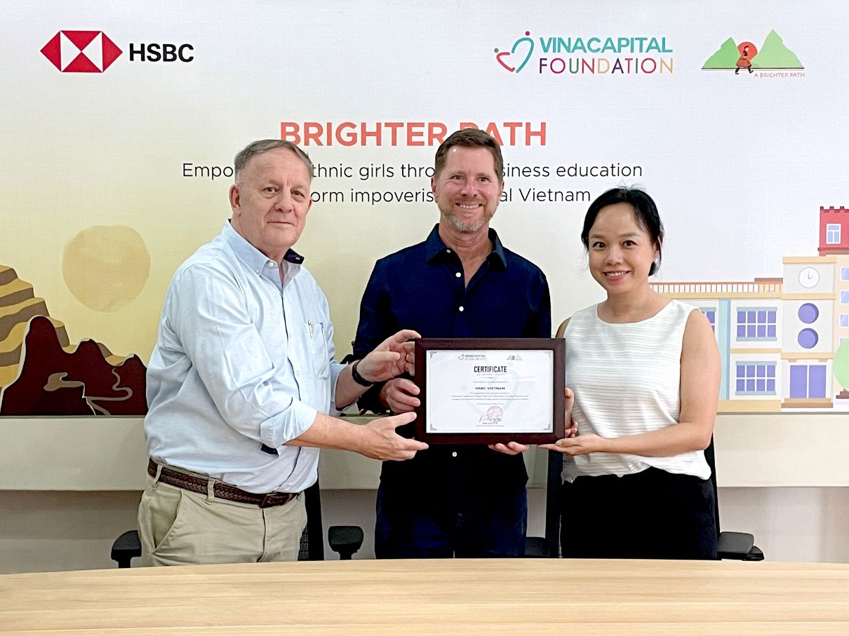Ong Rad Kivette Tgd Vinacapital Foundation Trao Thu Cam On Cho Dai Dien Hsbc Viet Nam 1 1