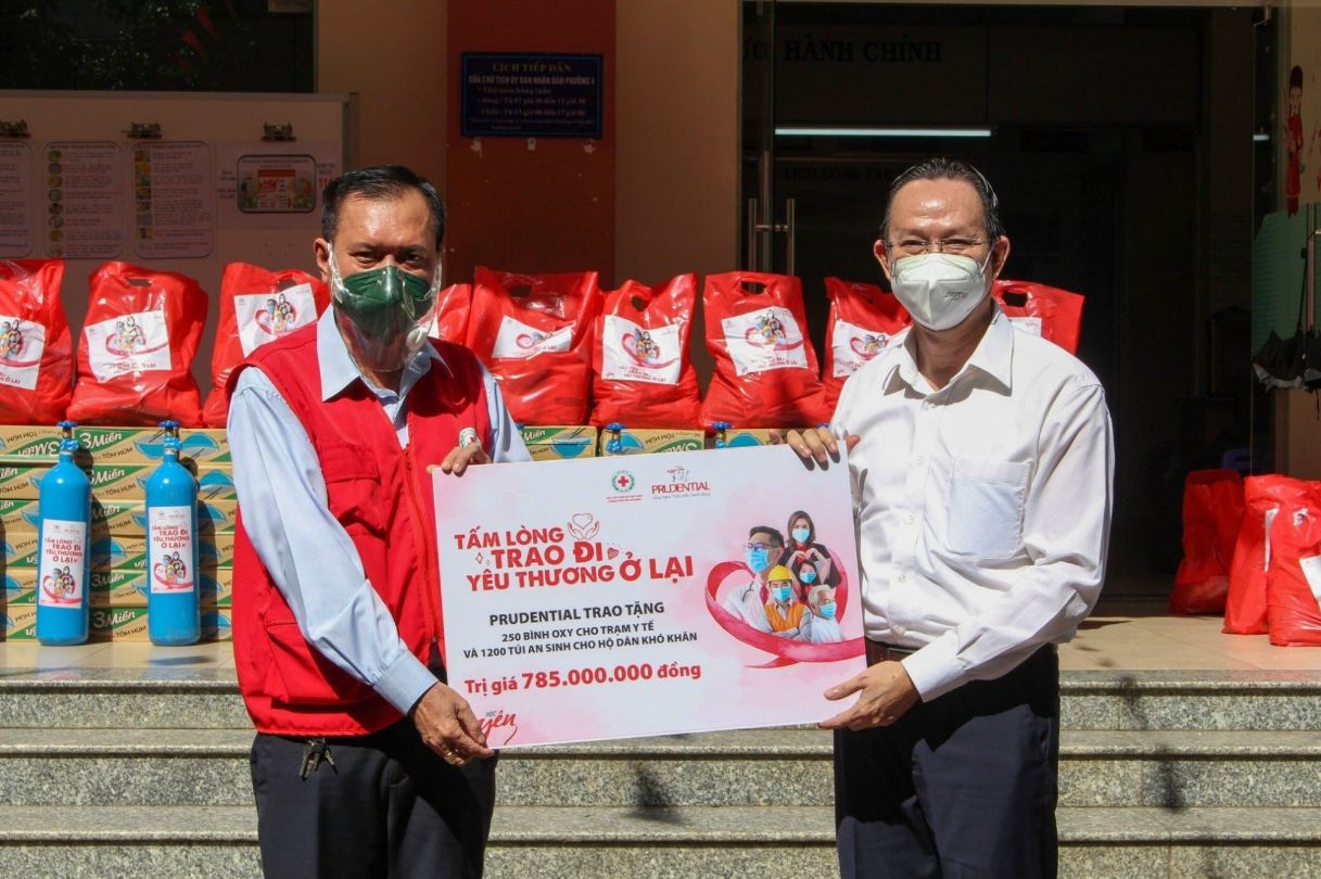 Thang 09 Prudential Trao Tang 250 Binh Oxy Va 1.200 Tui An Sinh Cho Cac Ho Dan Kho Khan Tai 6 Tinh Thanh Phia Nam 1 1