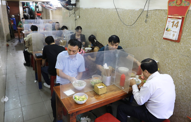 Hà Nội Cho Phép Nhà Hàng Bán Tại Chỗ