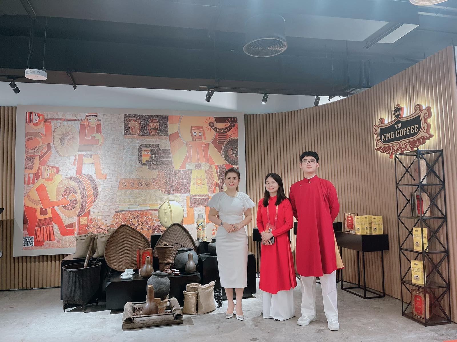 Ba Lhdt Tai Gian Hang Tni King Coffee Vietnam Pavilion 2
