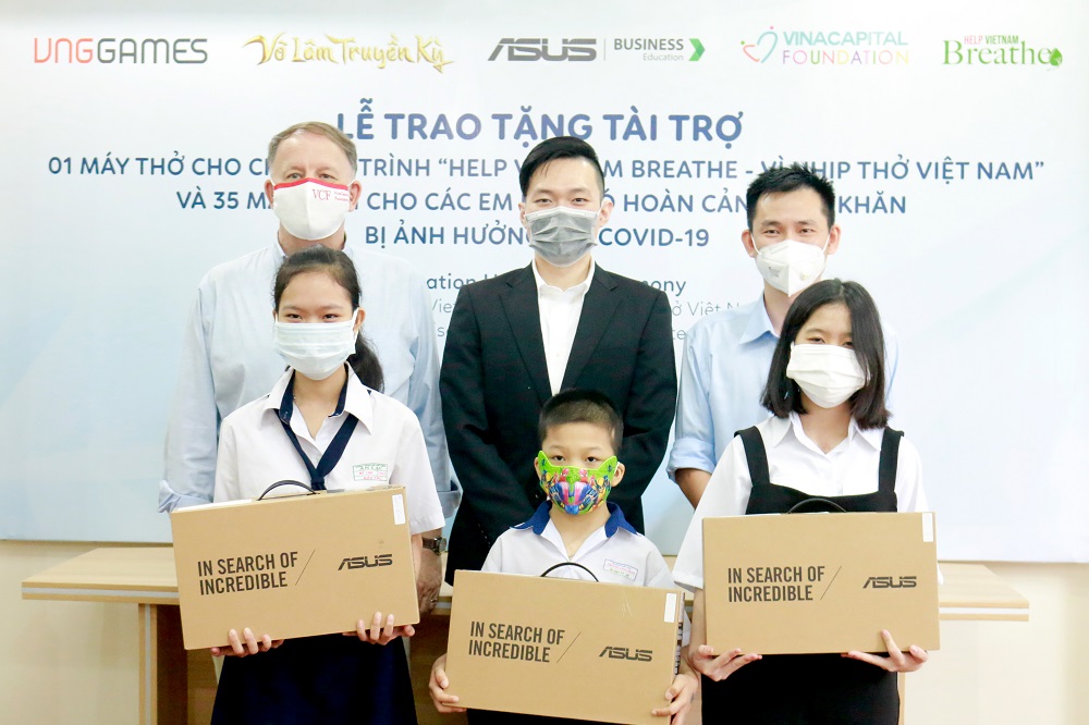 Dai Dien Vcf Va Cac Nha Tai Tro Trao Tang May Tinh Xach Tay Cho Cac Em Nho Co Hoan Canh Kho Khan 1