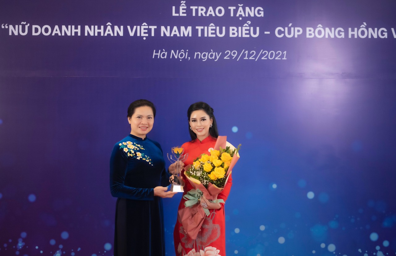 Ba Ha Thi Nga Chu Tich Hoi Lien Hiep Phu Nu Viet Nam Trao Tang Giai Thuong Cho Ba Le Hong Thuy Tien 1