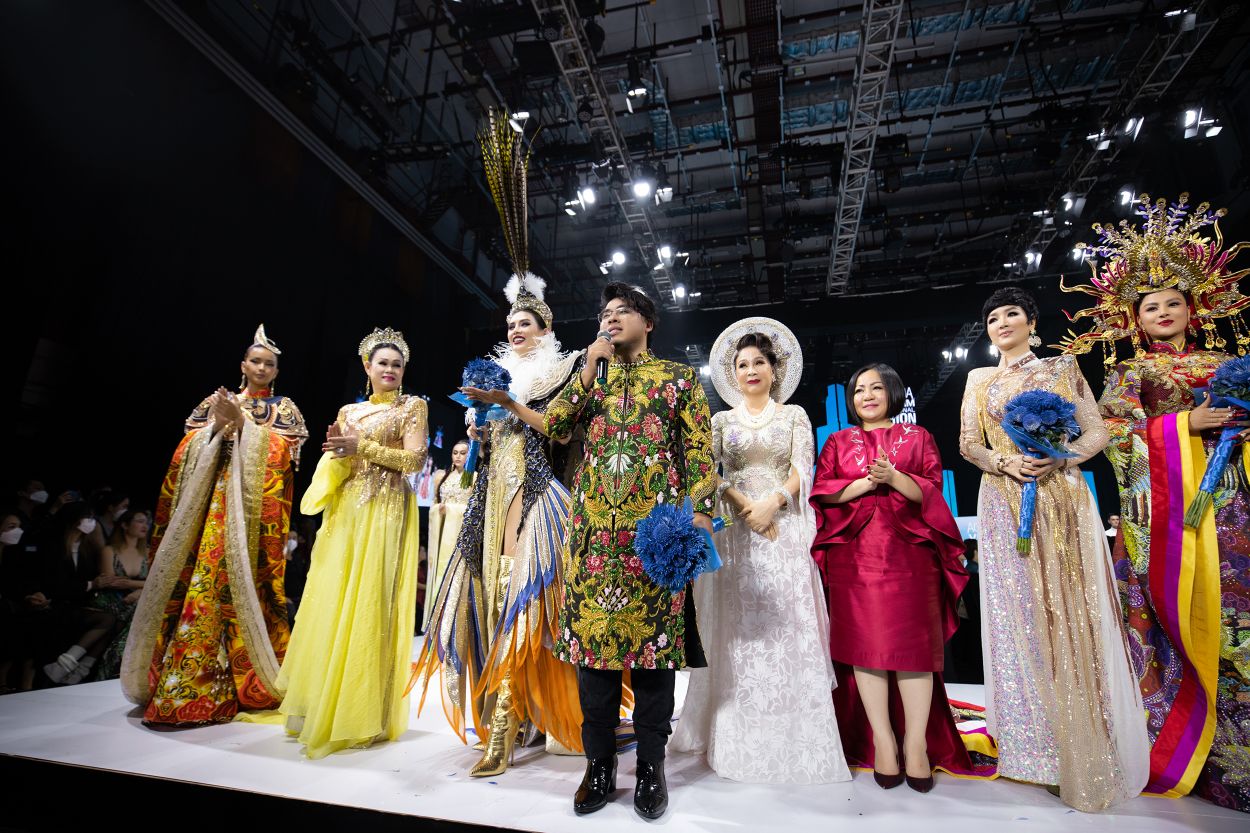 Ba Trang Le Trao Tang Nhung Bo Hoa Tuoi Tham Den Ntk Le Long Dung 1 1 1