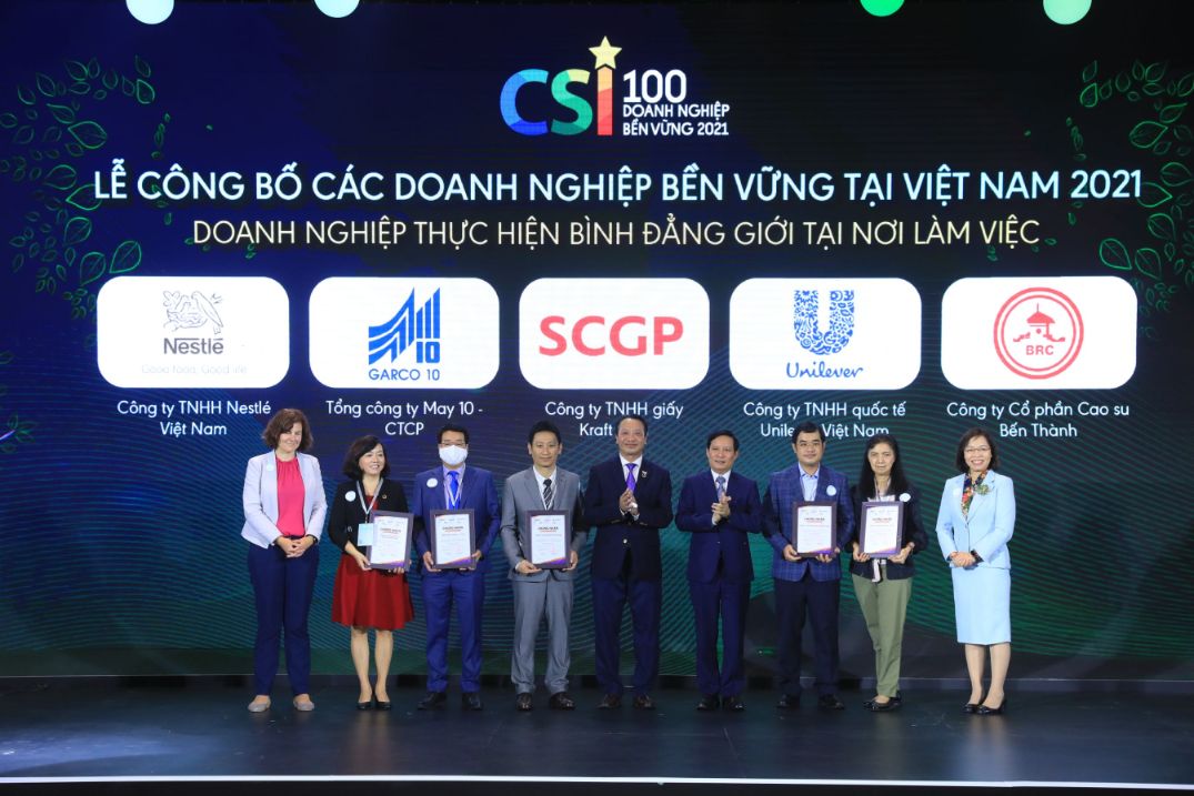 Dai Dien Nestle Viet Nam Nhan Giay Chung Nhan Doanh Nghiep Tieu Bieu Thuc Hien Binh Dang Gioi Tai Noi Lam Viec 1