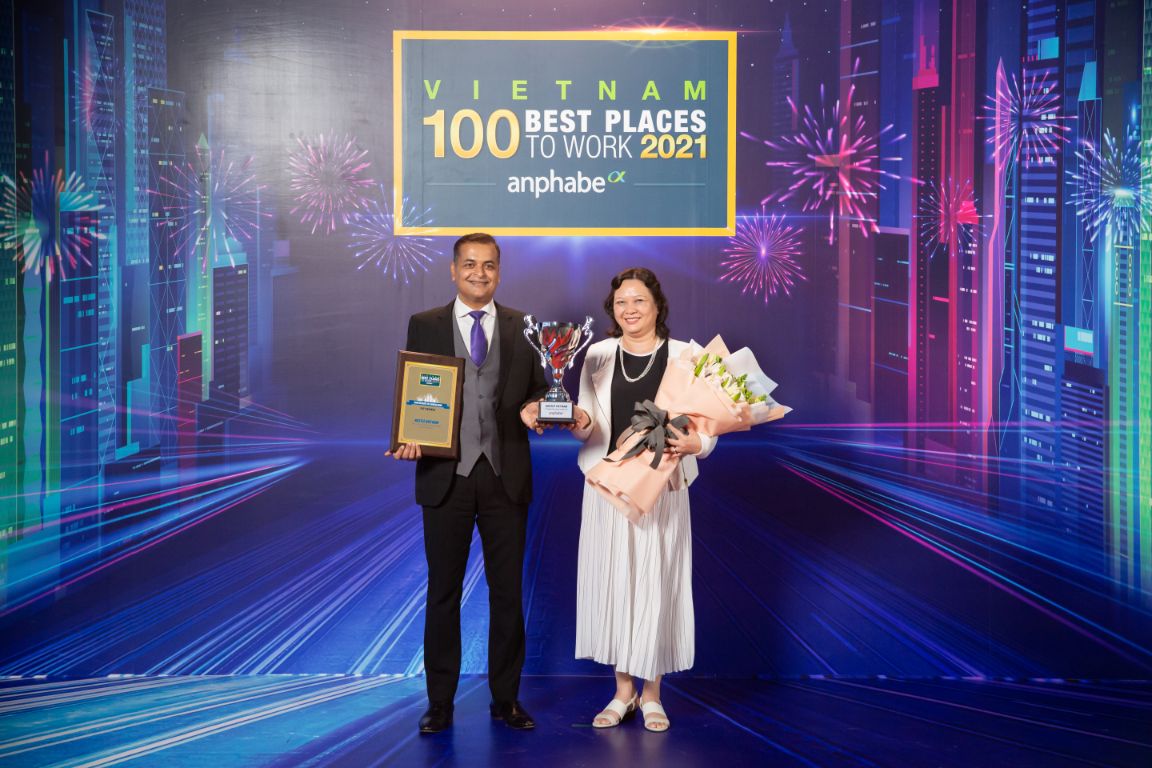 Ong Binu Jacob Tong Giam Doc Va Ba Truong Bich Dao Giam Doc Nhan Su Cong Ty Nestle Viet Nam Nhan Bang Khen Va Cup. 1