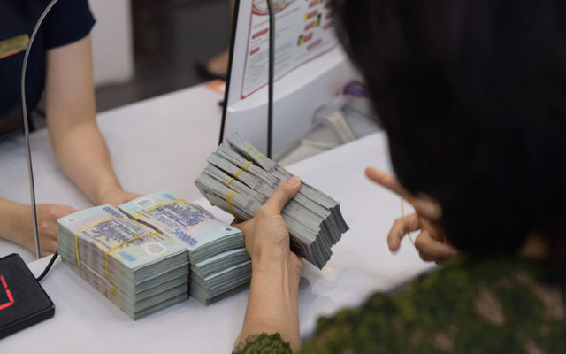 Lãi suất thấp, người dân “chê” gửi tiết kiệm nhưng ngân hàng vẫn “thừa tiền”
