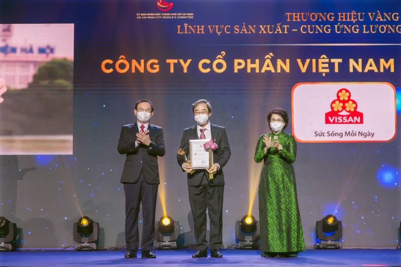 Bi Thu Thanh Uy Tphcm Nguyen Van Nen Va Chu Tich Uy Ban Mttq Viet Nam Tphcm To Thi Bich Chau Trao Giai Thuong Hieu Vang 1 1