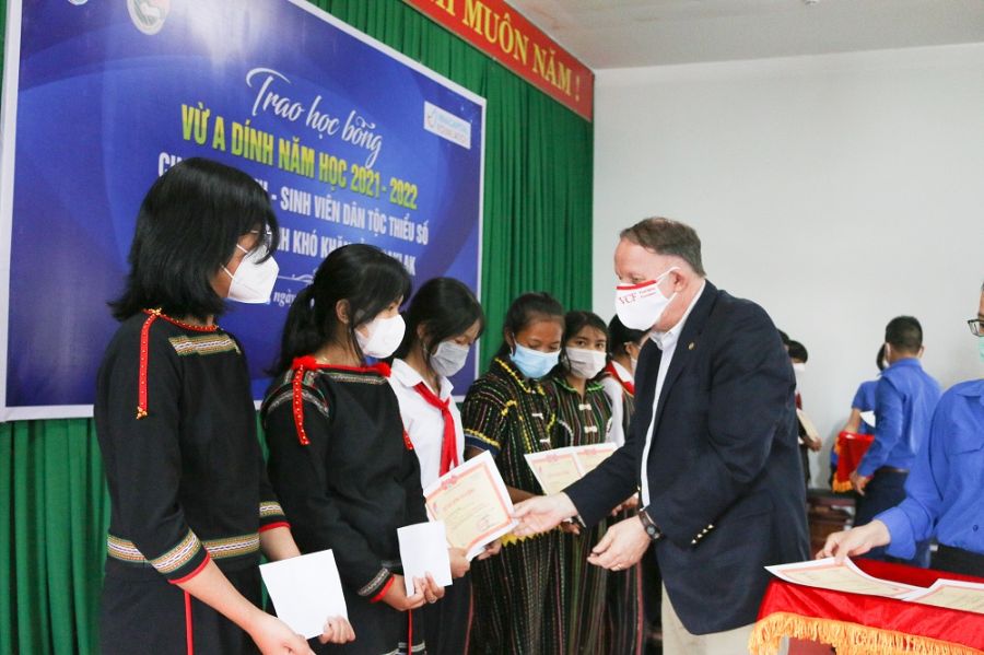 Ong Rad Kivette Trao Hoc Bong Cho Cac Em Hoc Sinh 1 1