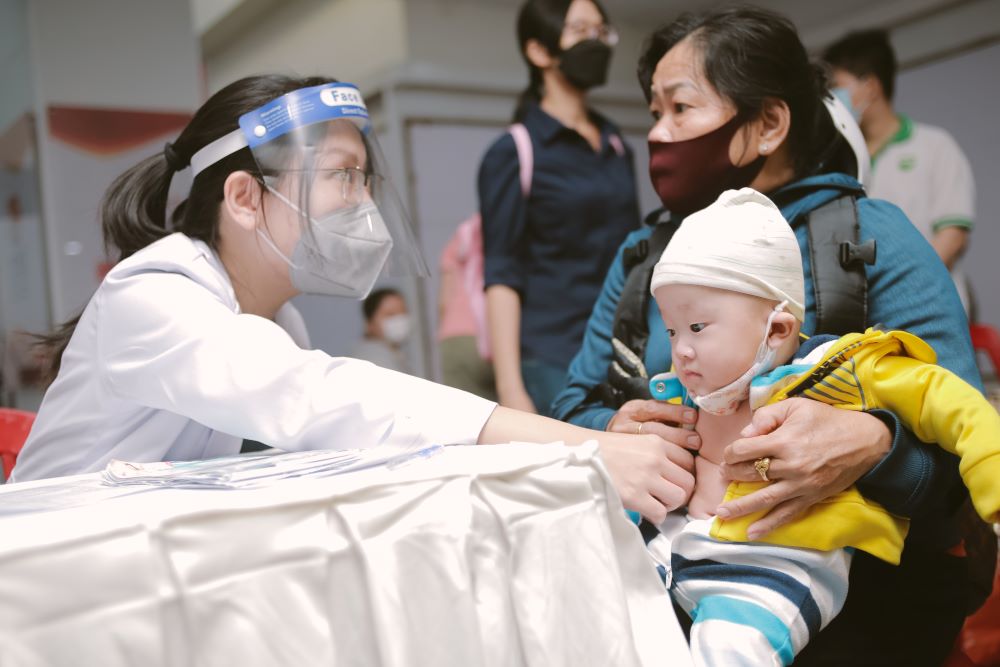 Bác Sĩ Thăm Khám Khám Sức Khỏe Tổng Quát Cho Trẻ 1