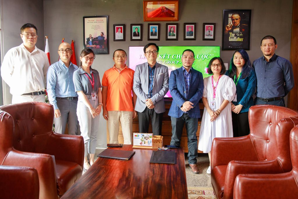Dai Dien Cua Clb Vienc Va Mcv Group Tai Buoi Le 1