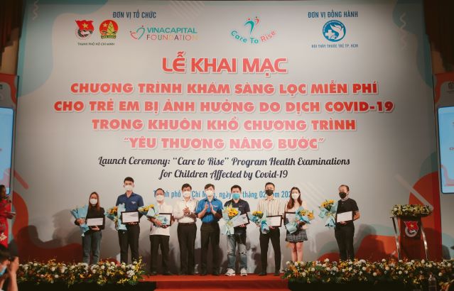 Trao Tặng Hoa Và Chứng Nhận Tài Trợ Cho đại Diện Cho Các Nhà Tài Trợ Tại Sự Kiện