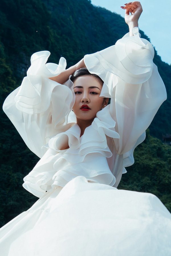  
Cô từng được vinh dự xuất hiện trên  trên Billboard đặt giữa Quảng trường Thời đại (Times Square) ở New York, Mỹ.