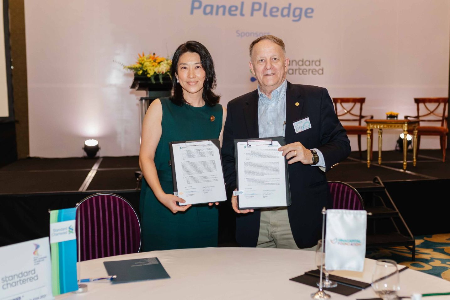 Ba Michele Wee Tgd Ngan Hang Standard Chartered Viet Nam Va Ong Rad Kivette Tgd Vinacapital Foundation Chup Anh Sau Khi Ky Ket Thoa Thuan Hop Tac 1 1 1