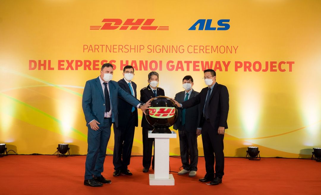 Dai Dien Dhl Express Chi Cuc Hai Quan Cpn Ha Noi Va Cong Ty Tnhh Dich V... 1 1
