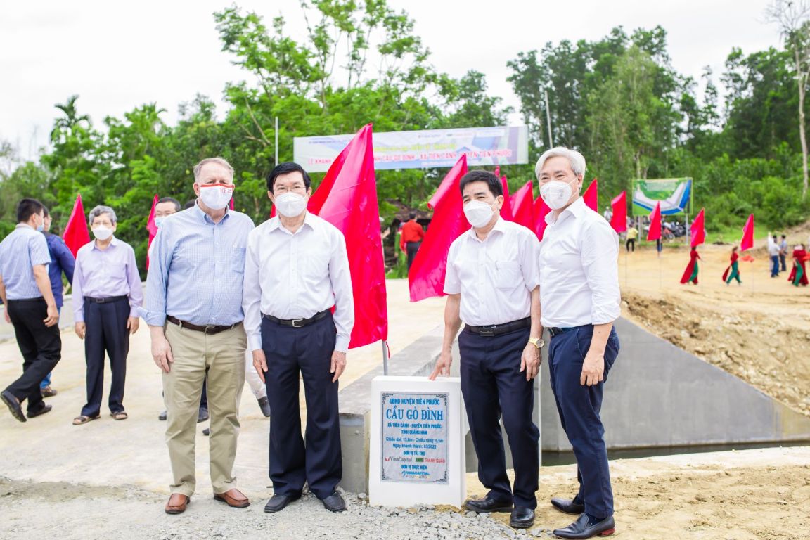 Nguyên Chủ Tịch Nước Trương Tấn Sang, ông Lê Văn Dũng, ông Don Lam Và ông Rad Kivette Chụp ảnh Cùng Biển Tên Cầu (1) (1)