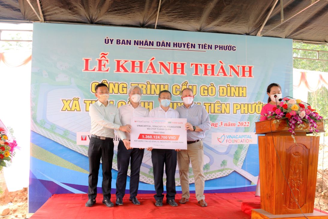 Ông Don Lam, ông Rad Kivette, ông Nguyễn Lam Giang Trao Bảng Tài Trợ Tượng Trưng Cho ông Trầm Quế Hương