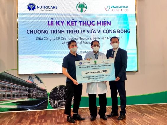 Ong Nguyen Thanh Sy Giam Doc Kinh Doanh Ctcp Dinh Duong Nutricare Trao Bang Tai Tro Tuong Trung Cho Bs.ck2 . Trinh Huu Tung Giam Doc Bv Nhi Dong 2 Va Ong Hoang Van Bao Quan Ly Tai Chinh Vcf 1 1