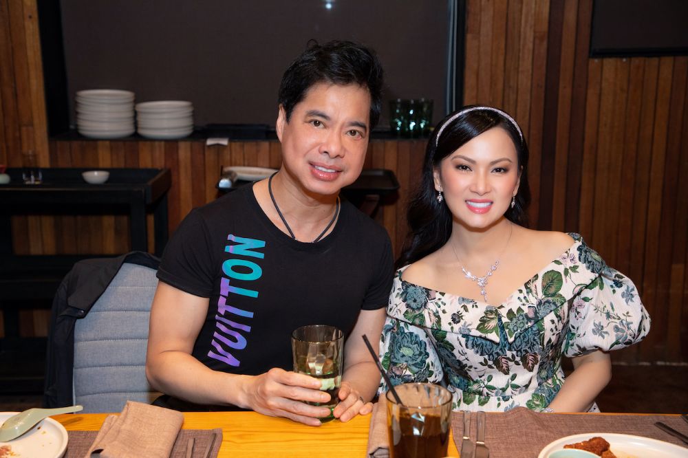 Anh Ba Ngoc Son Ngoi Ben Canh Ca Si Ha Phuong