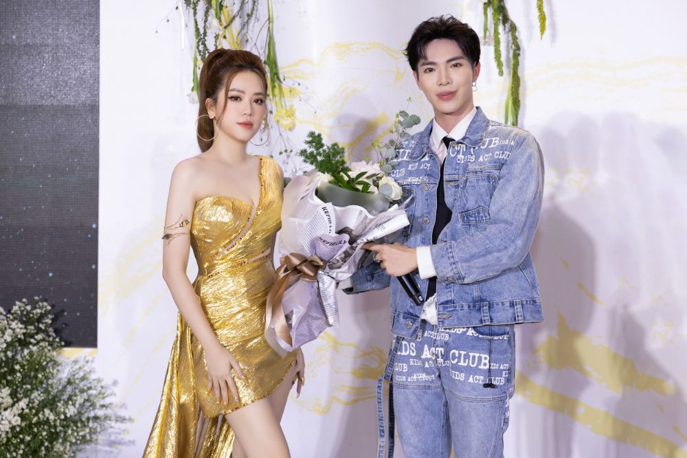 Bản Sao Của Ca Sĩ Erik Biểu Diễn Tại Chương Trình 1