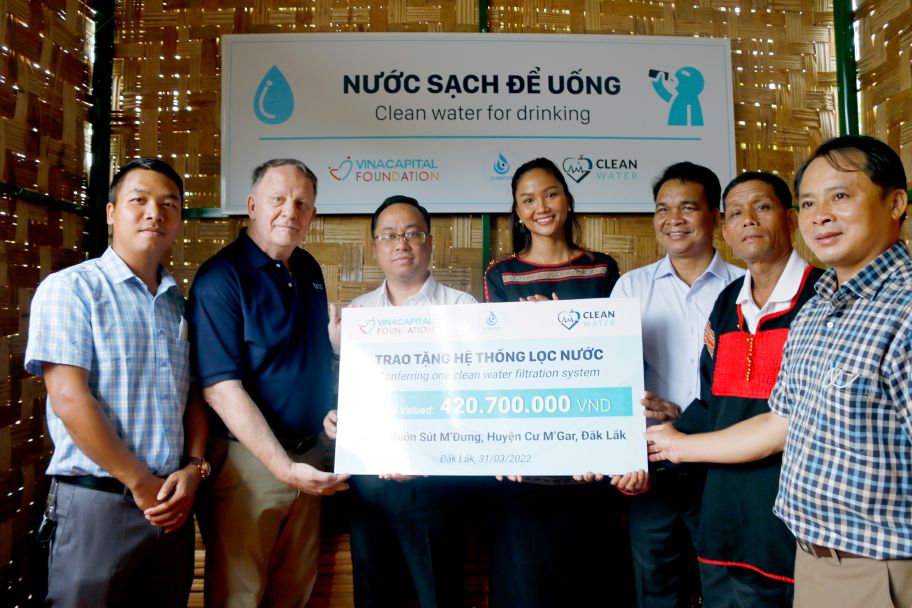 Dai Dien Vcf Va Dr. Water Trao Bang Tai Tro Tuong Trung Cho Dai Dien Huyen Cu Mgar Va Hoa Hau Hhen Nie 2 1