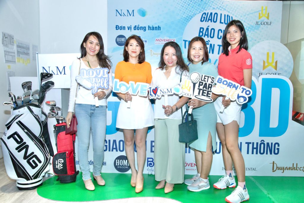 Khách Mời Là Các Media Tham Dự Sự Kiện