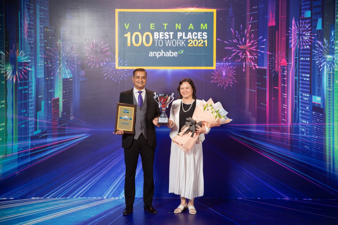 Ông Binu Jacob Tổng Giám Dốc Và Bà Trương Bích Dào Giám Dốc Nhân Sự Công Ty Nestlé Việt Nam Nhận Bằng Khen Và Cúp. 1 1