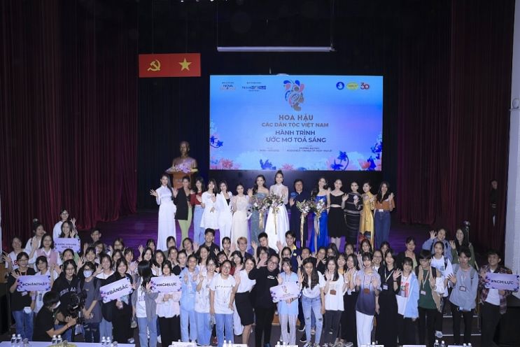 0723 Khach Myi Chyp Hinh Cung Cac Sv Huflit